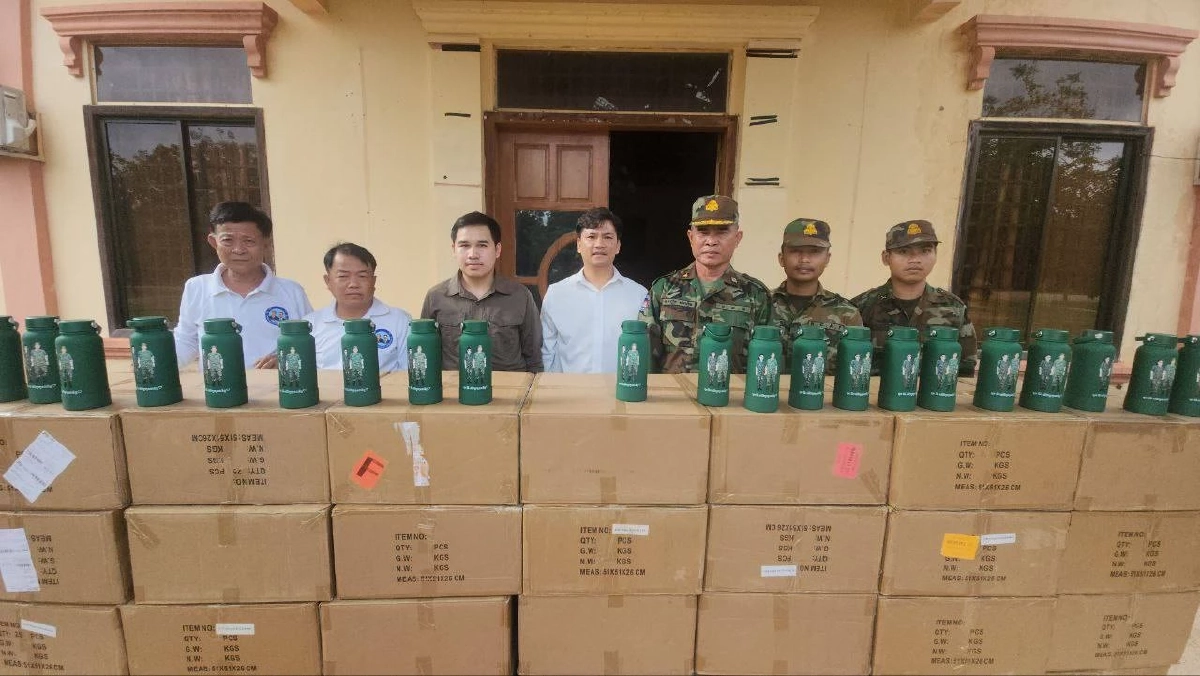 ฮุน เซน ส่งกำลังใจทหารชายแดน กัมพูชา แจกกระติกและข้อความปลุกใจ