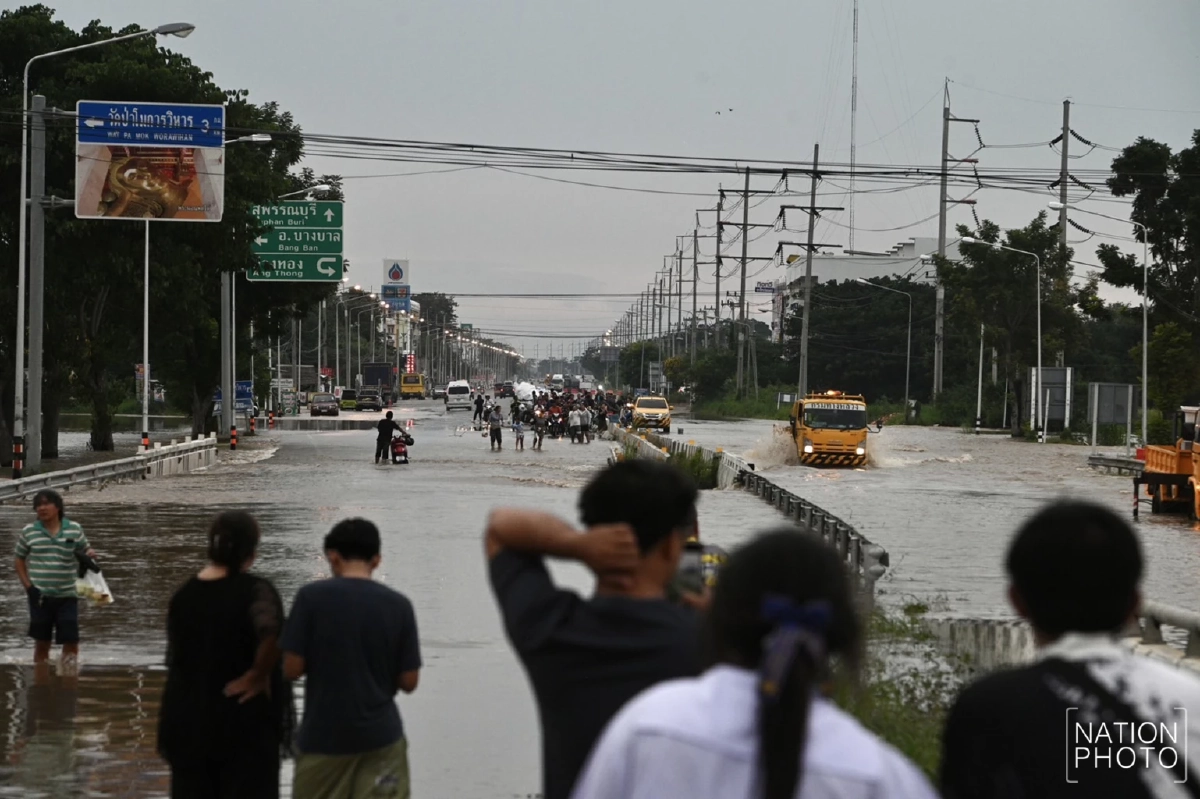 น้ำเจ้าพระยาทะลัก! พนังป่าโมกแตก ท่วมบ้านกว่า 100 หลังคาเรือน