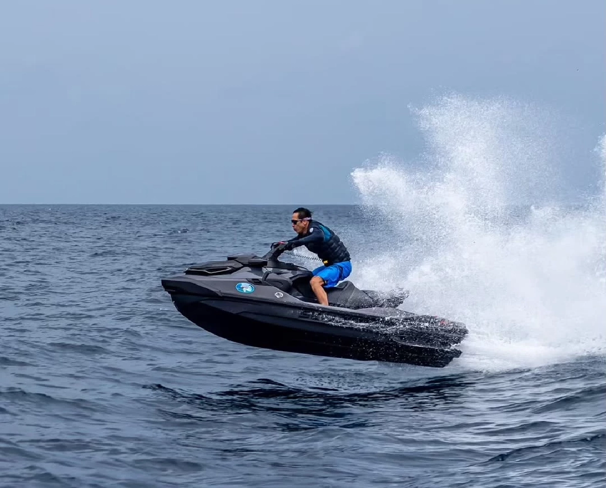 เจ เจตริน ส่งเจ็ทสกีลุยช่วยน้ำท่วมใต้ เร่งสมทบทีมกู้ภัยทันที