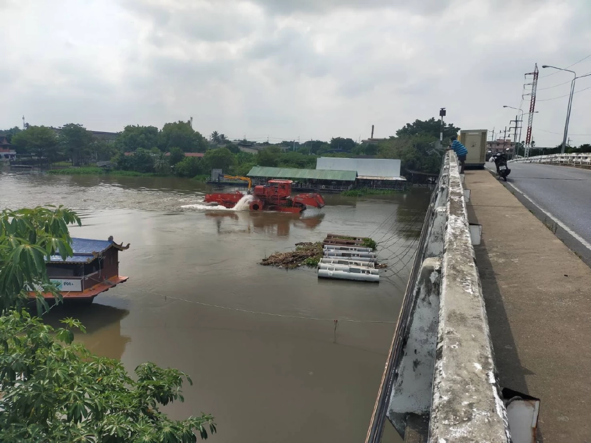 กรมโยธาธิการและผังเมือง ส่งเรือกำจัดผักตบชวาในแม่น้ำท่าจีน แก้ปัญหาการระบายน้ำ