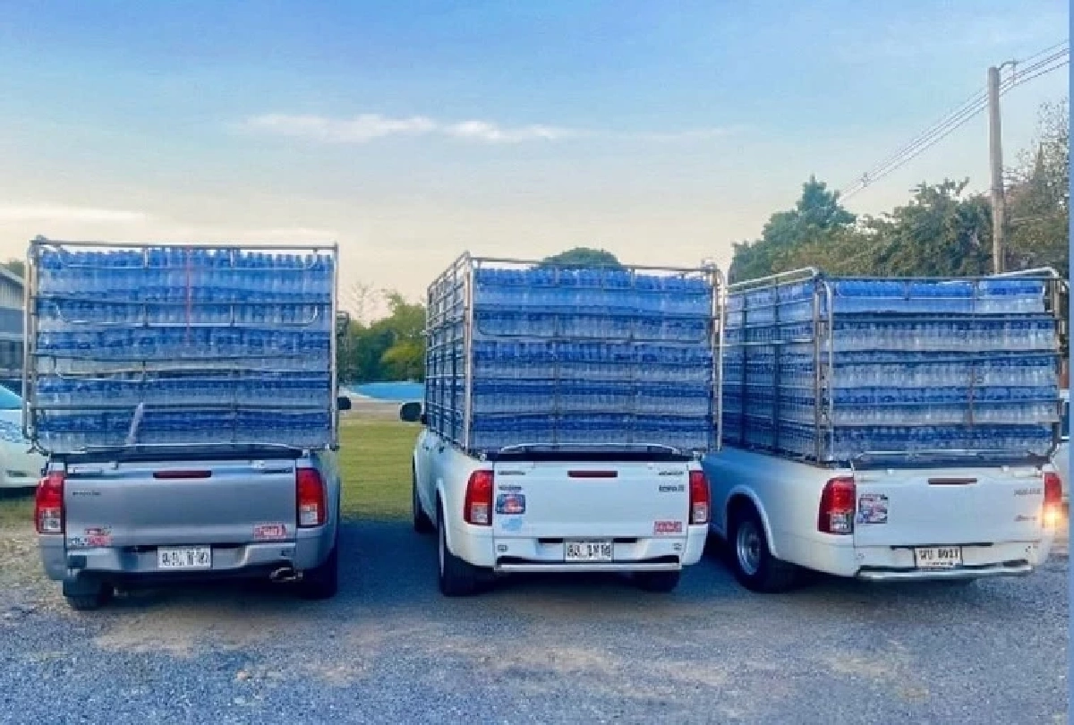 จ๊ะ นงผณี ส่งน้ำดื่ม ช่วยผู้ประสบภัยน้ำท่วมใต้ต่อเนื่อง