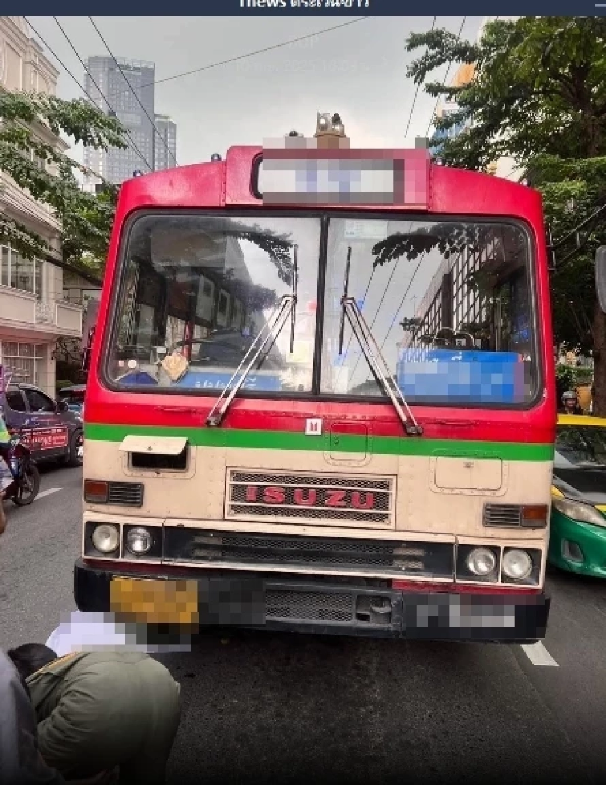 สุดสลด! หญิงวัย 64 เดินข้ามถนนพลาดถูกรถเมล์ชนดับกลางถนนสุรวงศ์