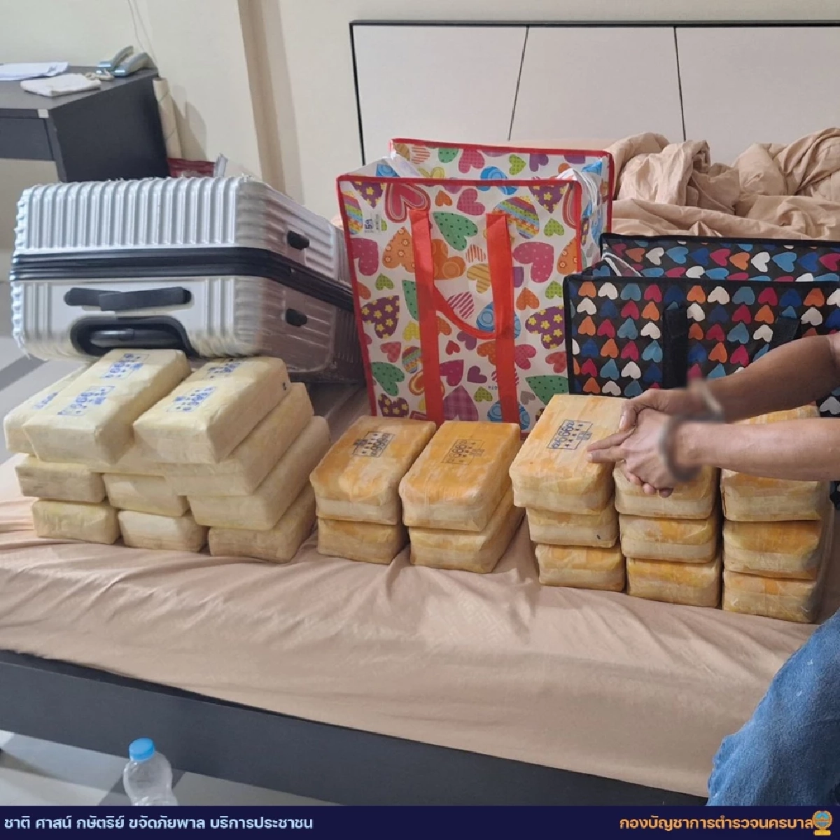 สืบนครบาลบุกเพชรบุรี รวบผู้ต้องหาคดียาฯคาห้องพัก ยึดยานรก