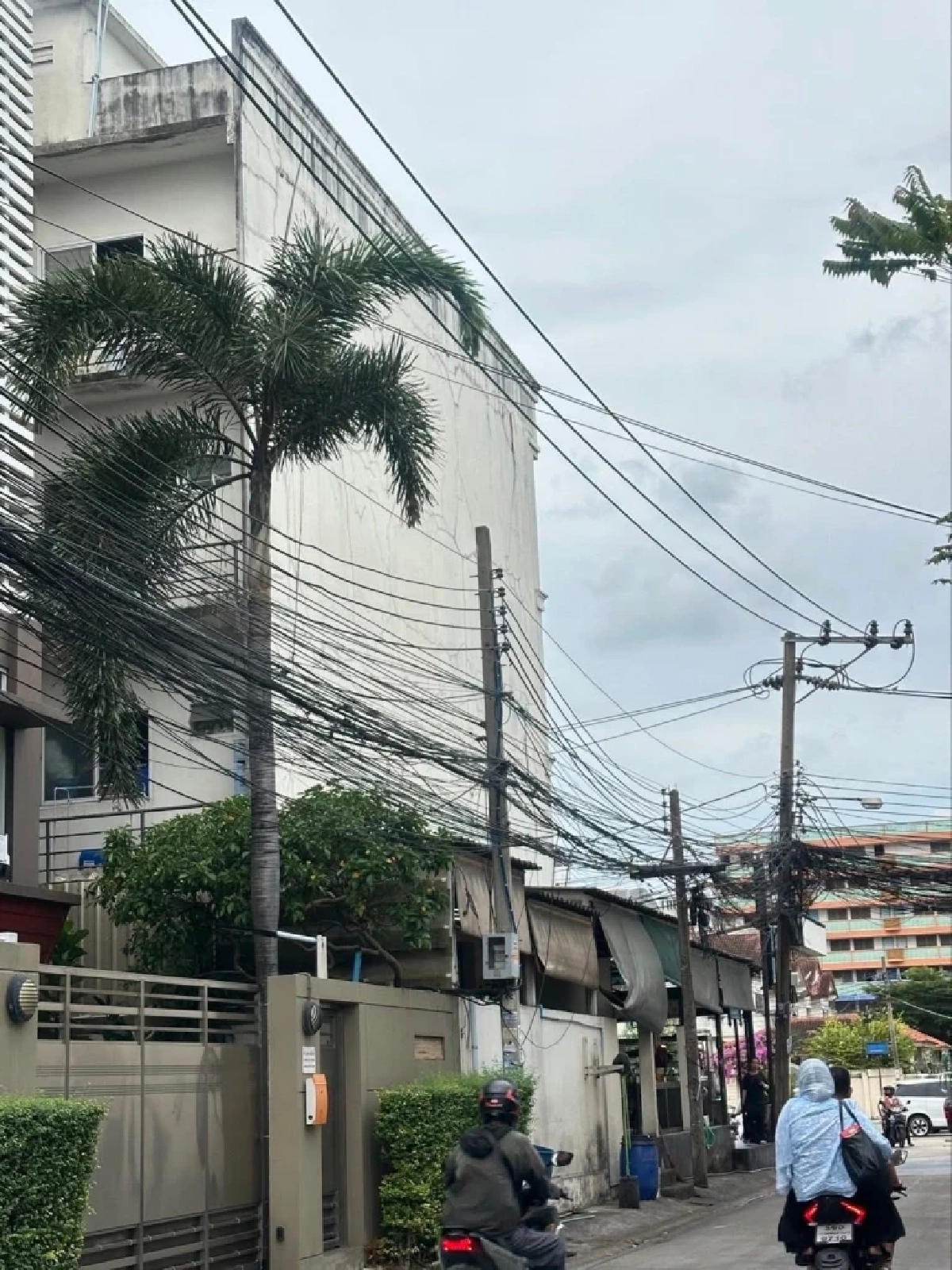 เกิดเหตุไฟไหม้อาคารย่านศรีนครินทร์! เพลิงลุกโชนกลางซอย 40