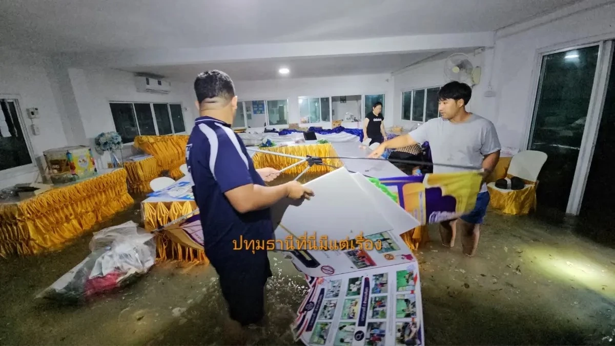 น้ำเจ้าพระยาทะลักท่วมโรงเรียนปทุมฯ กลางดึก ครู-นักเรียนขนของหนีโกลาหล!