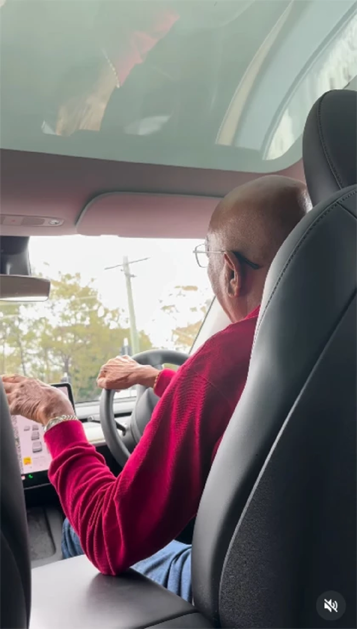 หนุ่มเจอลุงคนขับวัย 86 เซอร์ไพรส์จัด หลังรู้ว่าตัวจริงไม่ธรรมดา