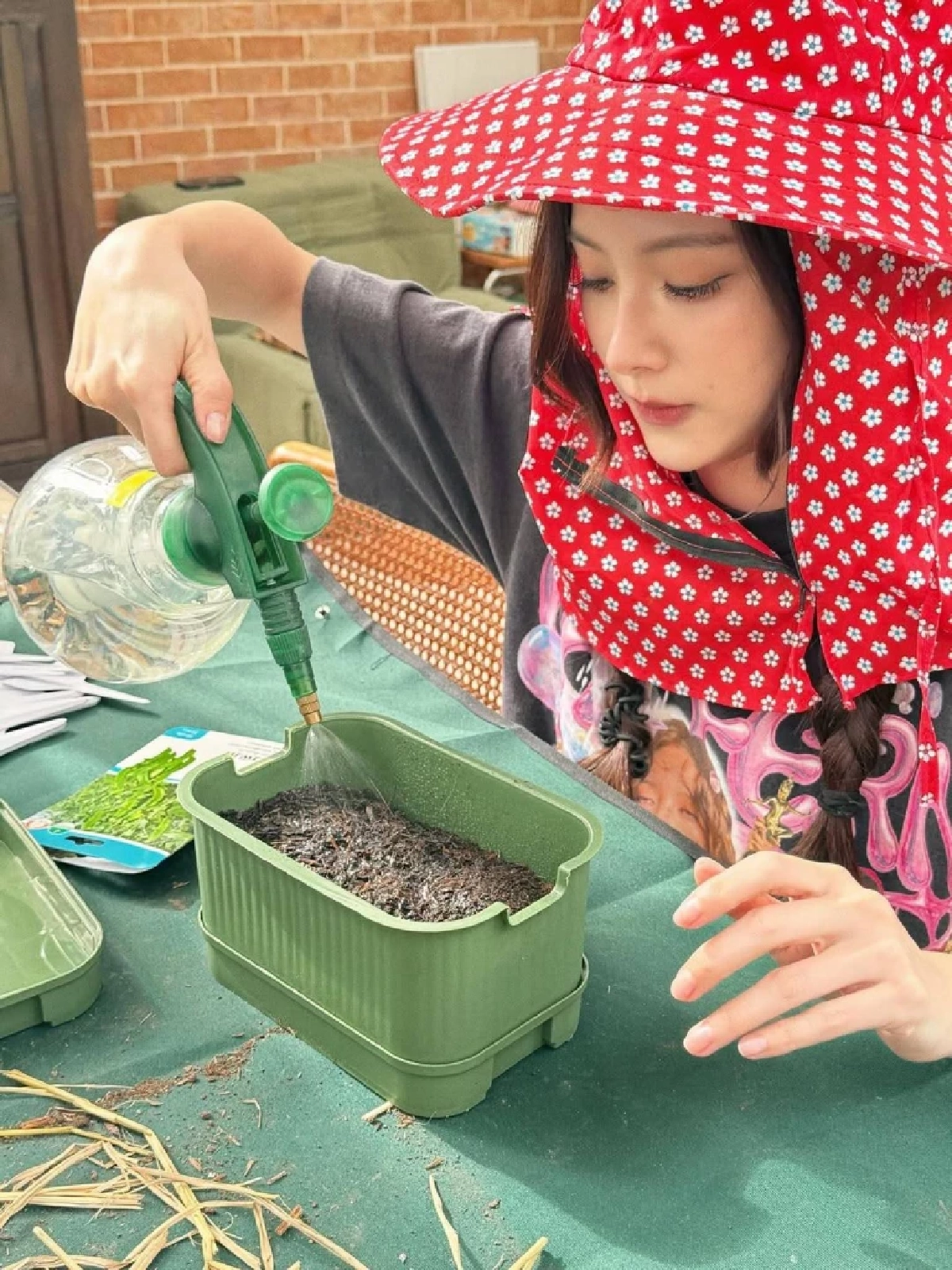 “ใบเฟิร์น พิมพ์ชนก” ลุยสวนปลูกผัก แต่ออร่าความสวยเกินต้าน