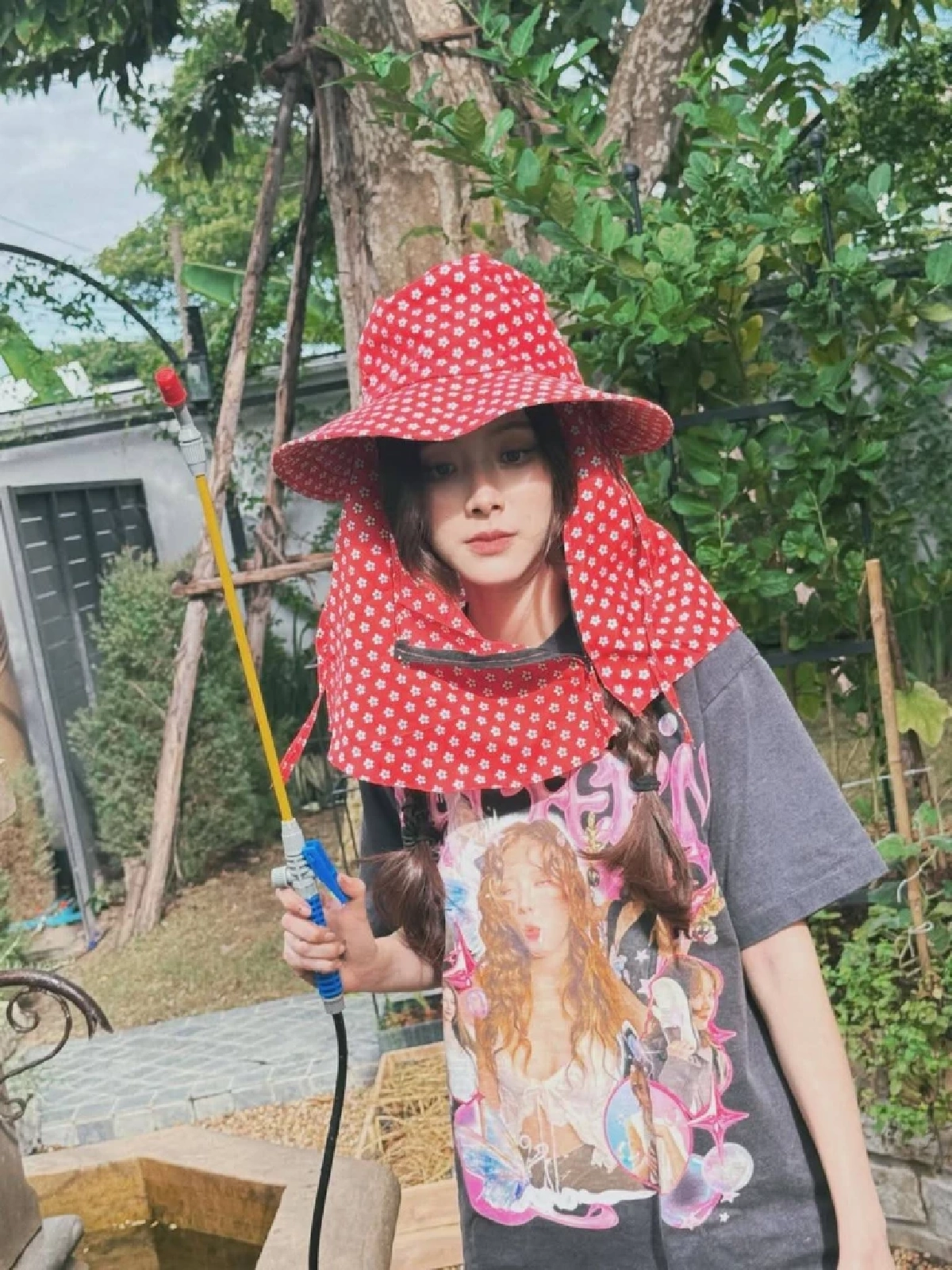 “ใบเฟิร์น พิมพ์ชนก” ลุยสวนปลูกผัก แต่ออร่าความสวยเกินต้าน