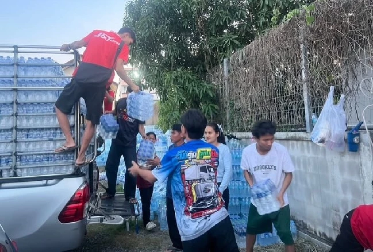 จ๊ะ นงผณี ส่งน้ำดื่ม ช่วยผู้ประสบภัยน้ำท่วมใต้ต่อเนื่อง