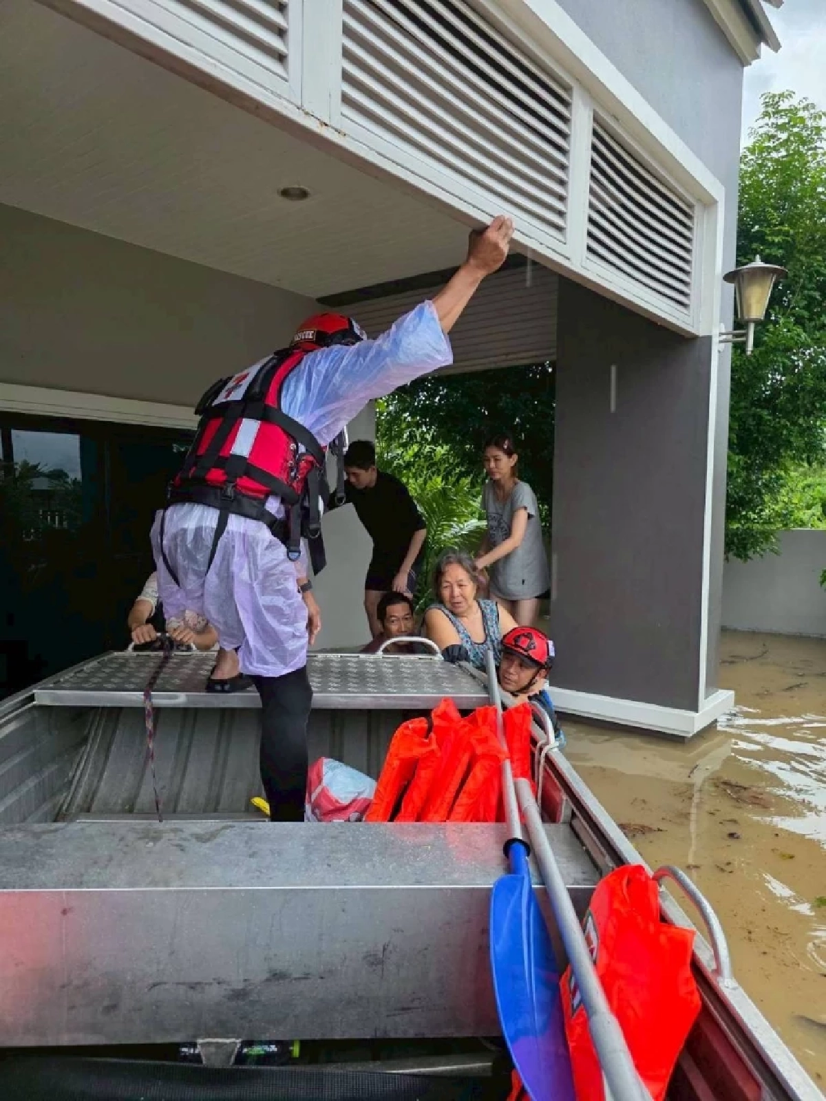 \"กู้ภัยเซเว่นฯ\" เร่งอพยพชาวชุมชนคลองแห อ.หาดใหญ่ ออกจากพื้นที่น้ำท่วมอันตราย