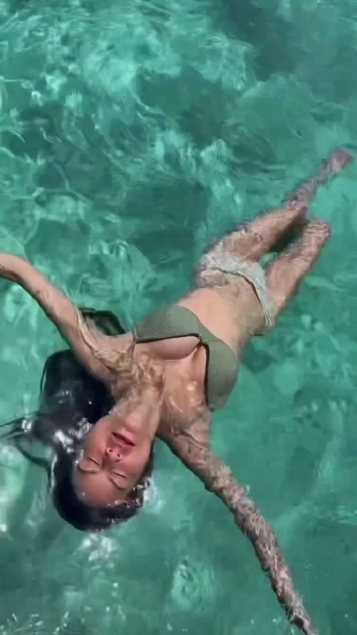 “ปิ่น เก็จมณี”  โสดแล้วสวยเกินต้าน ทริปนี้ร้อนแรงทุกช็อต