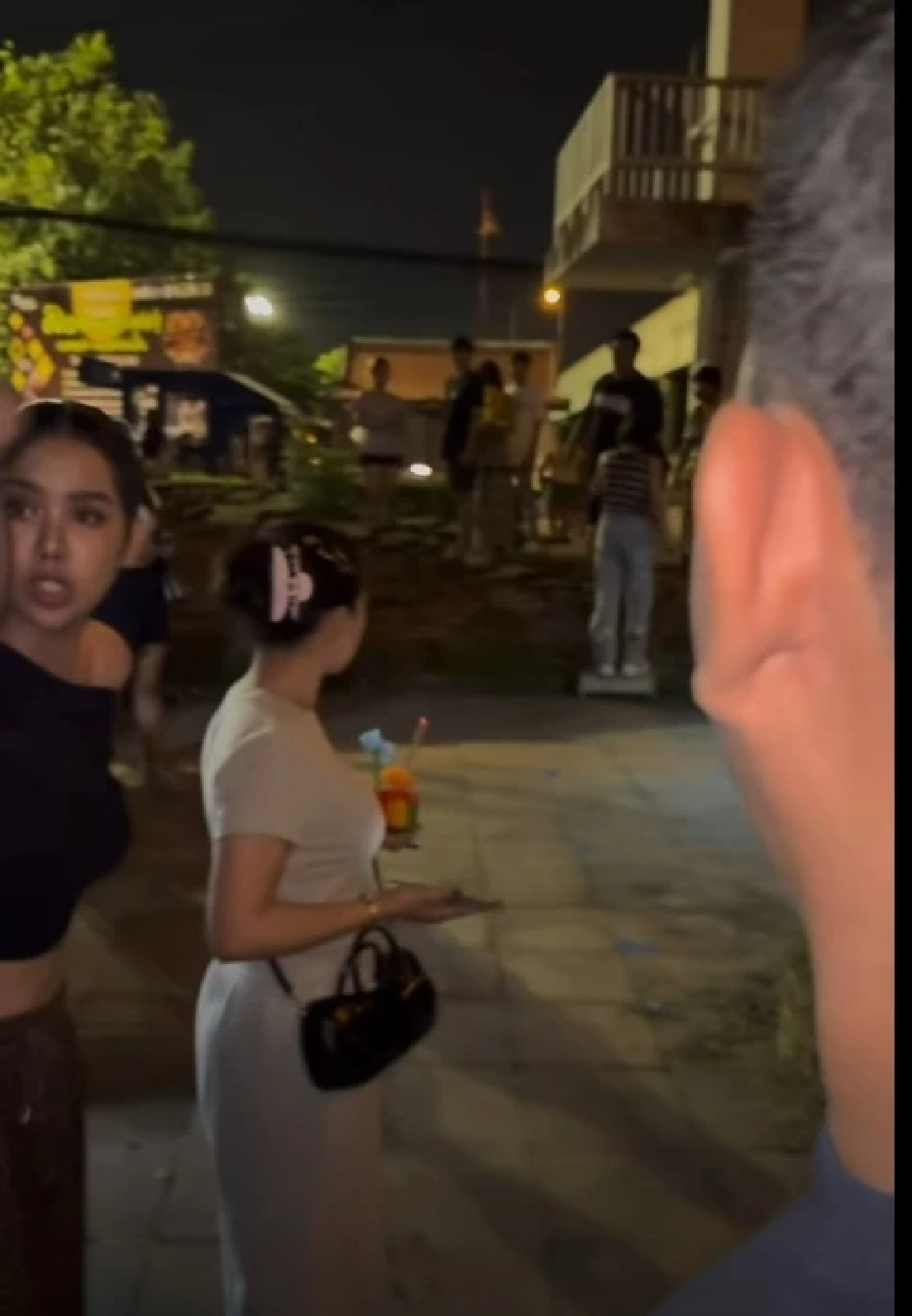 \"นารา เครปกะเทย\" เดือดกลางท่าลอยกระทง หลังเห็นชายจุดพลุใส่คน