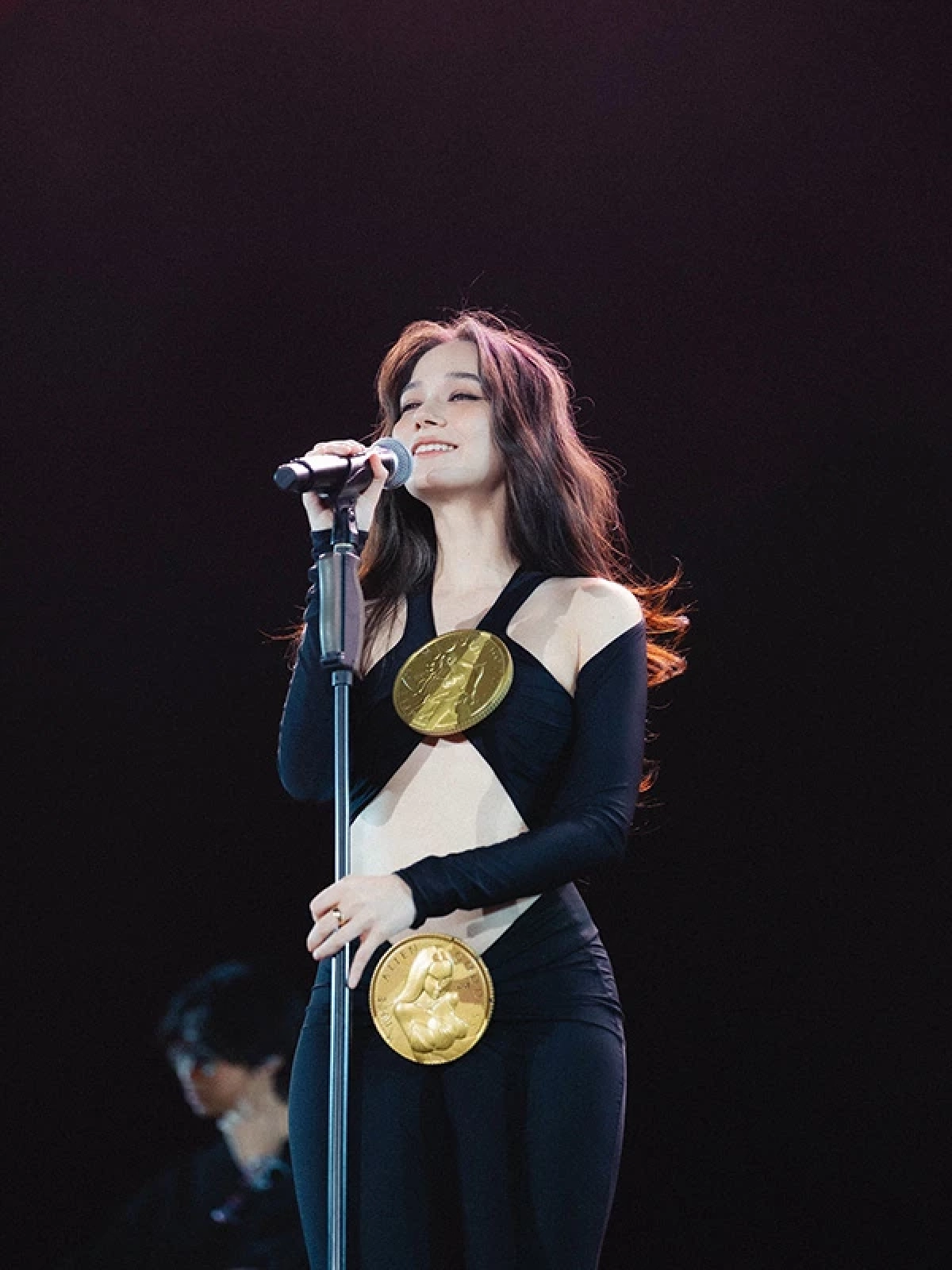 เปิดราคาชุด \"วี วิโอเลต\" ใส่ขึ้นคอนเสิร์ตโชว์หน้าท้องสุดเซ็กซี่