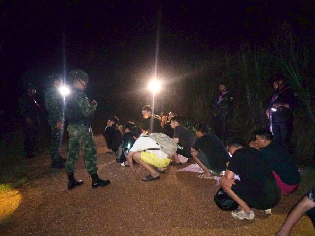 กกล.บูรพาฯ สกัดจับ 14 หนุ่มชาวจีน ลอบเดินเท้าข้ามชายแดนสระแก้ว