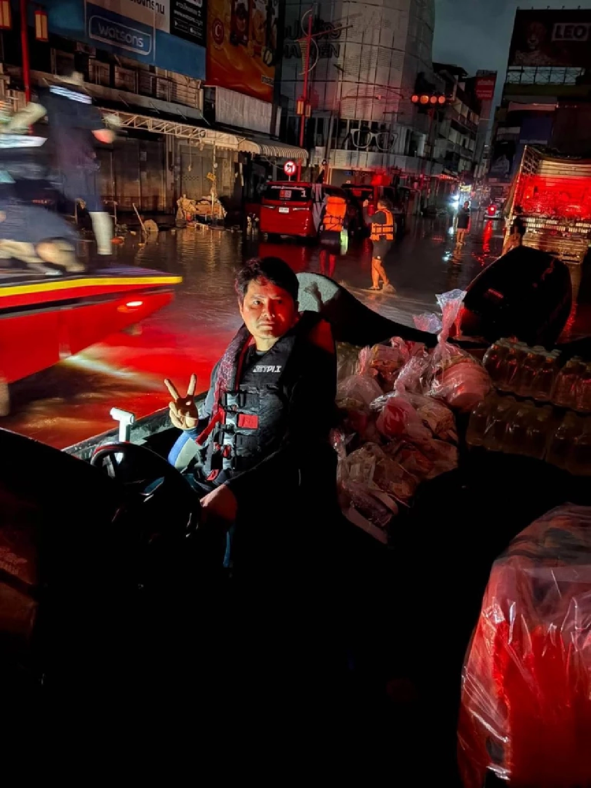 \"นอท ลอตเตอรี่พลัส\"นำทีมงาน ลุยช่วยเหลือผู้ประสบภัยหาดใหญ่ถึงหน้าบ้าน