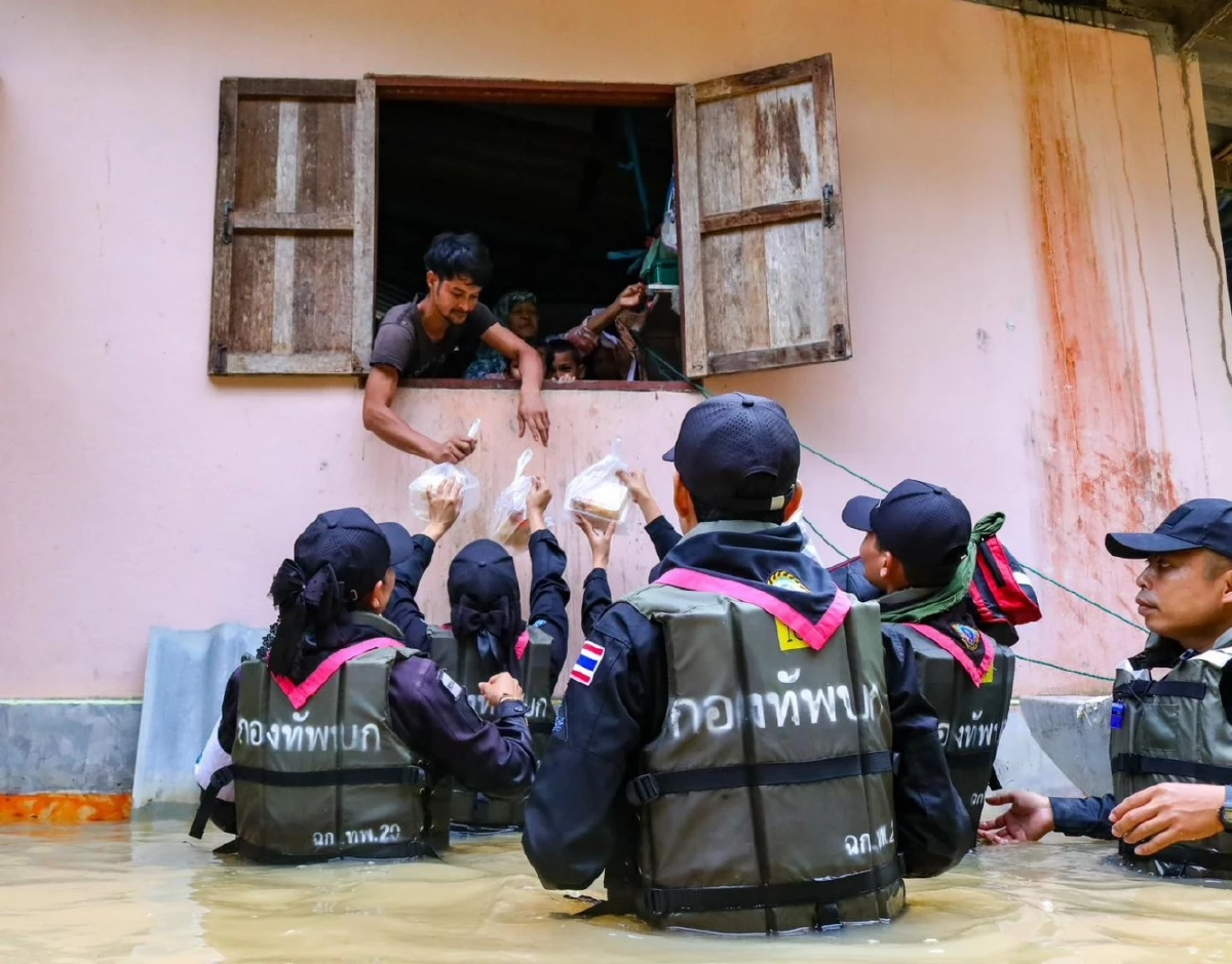 ทหารพราน 22 ลุยน้ำถึงชุมชน! มอบถุงยังชีพ–อาหารพร้อมทาน