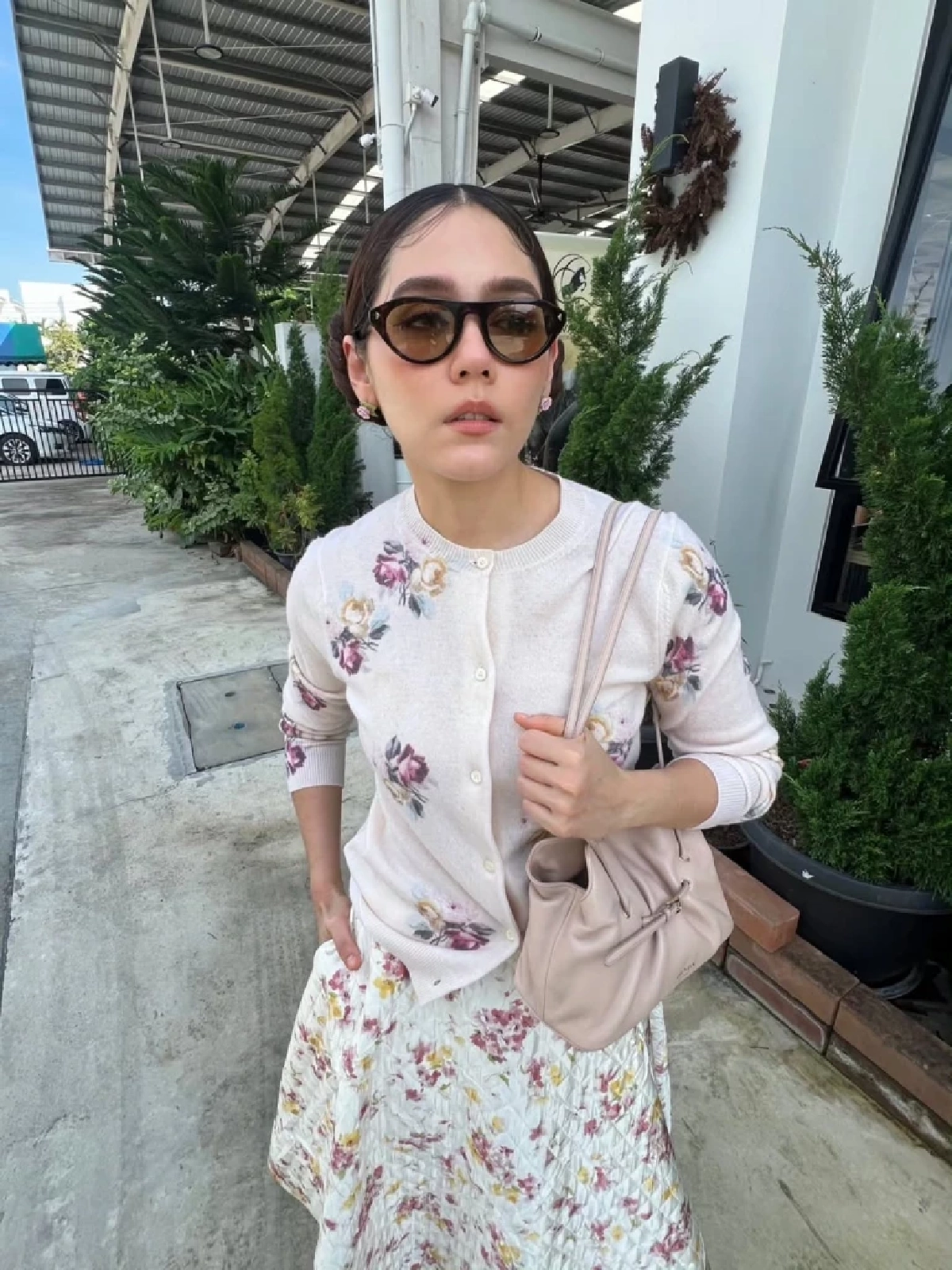 “แม่ชม” สวยหวานละมุนในลุคล่าสุด รอลูกชาย “พี่สายฟ้า” ขี่ม้า