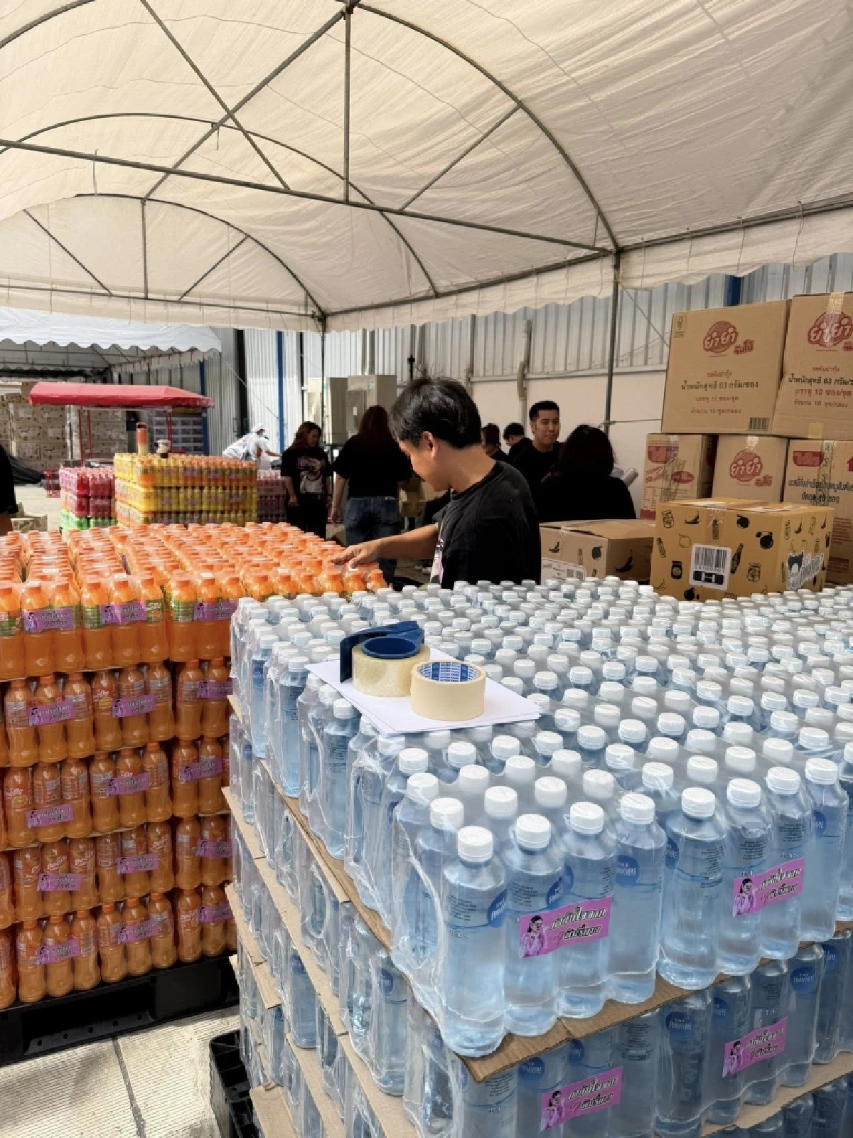 พิมรี่พาย ทุ่ม 1 ล้าน ช่วยน้ำท่วมหาดใหญ่ ตั้งโรงครัว-แจกถุงยังชีพ