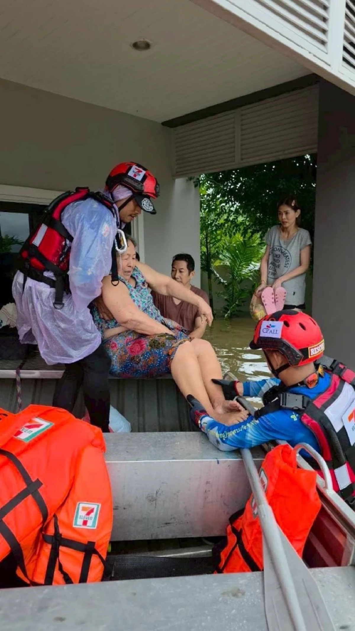 \"กู้ภัยเซเว่นฯ\" เร่งอพยพชาวชุมชนคลองแห อ.หาดใหญ่ ออกจากพื้นที่น้ำท่วมอันตราย