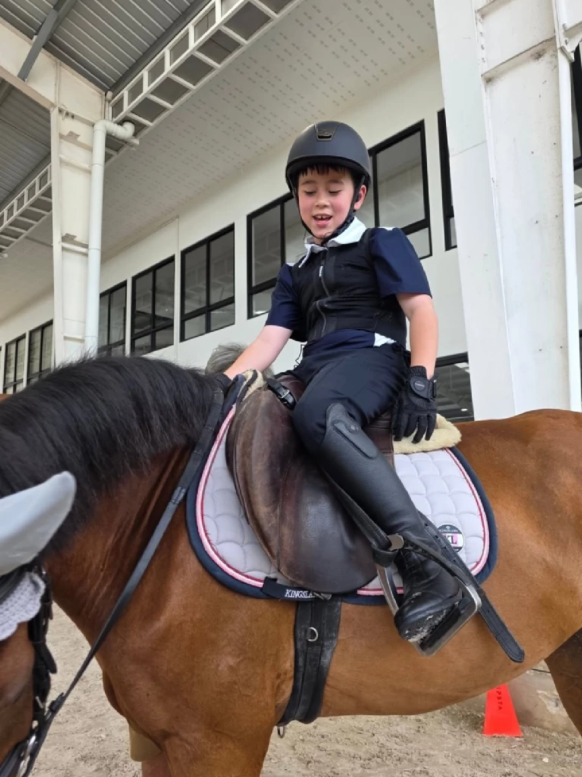 “แม่ชม” สวยหวานละมุนในลุคล่าสุด รอลูกชาย “พี่สายฟ้า” ขี่ม้า