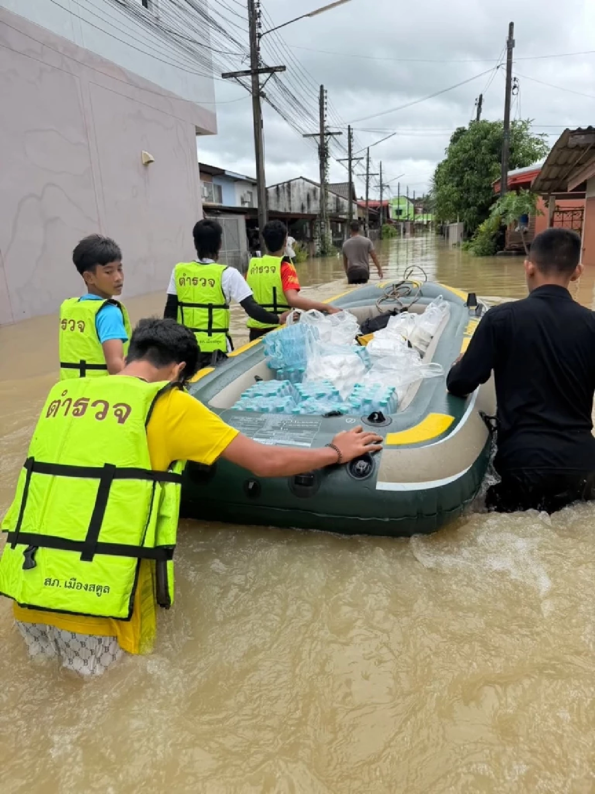 “บุ๋ม ปนัดดา” ห่วงสตูล น้ำท่วมหนักพร้อมช่วยตั้งโรงครัวทันที