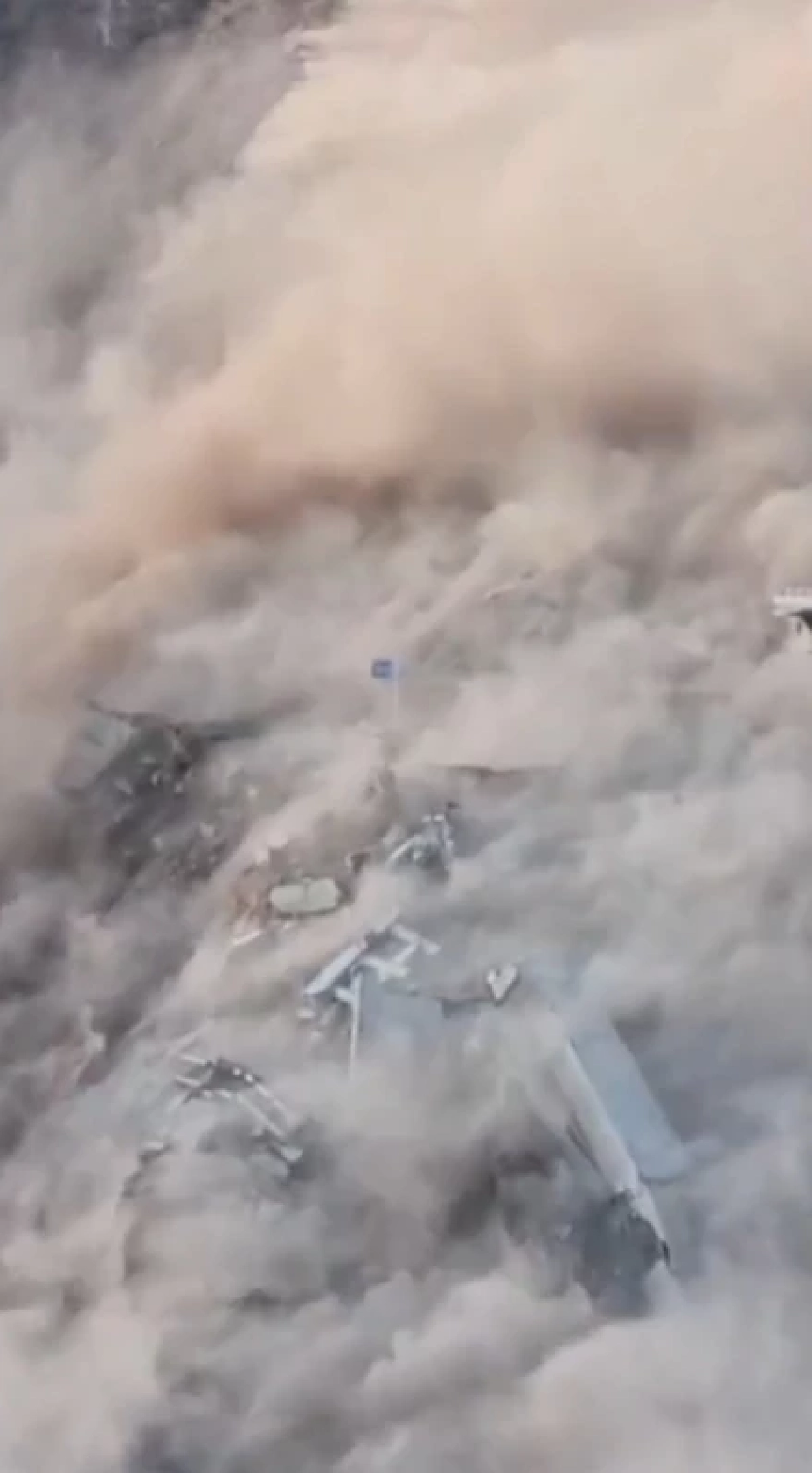 เปิดนาทีดินถล่มทับสะพานที่เพิ่งสร้างเสร็จเมื่อต้นปี 2568