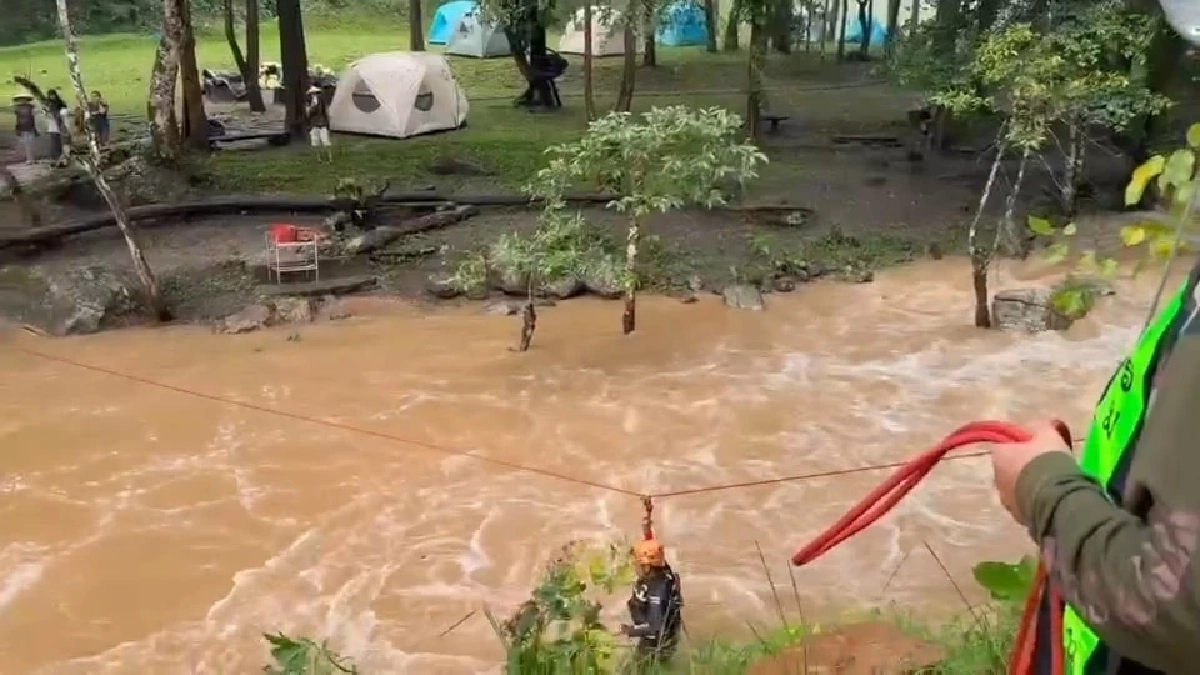 อุทยานฯ ปิด “น้ำตกแม่เตี๊ยะ” ชั่วคราว หลังน้ำป่าหลาก-นักท่องเที่ยวติดค้าง 25 คน