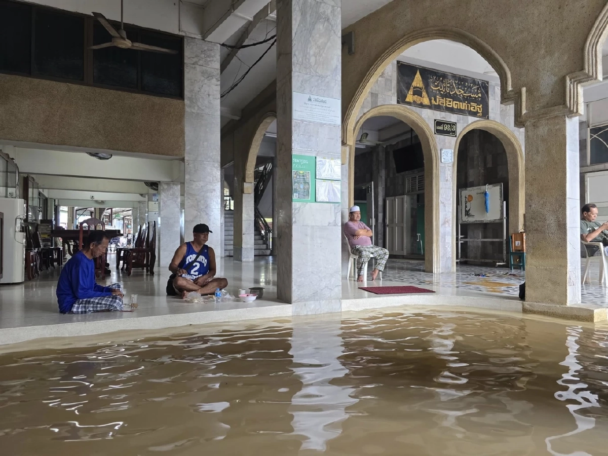 น้ำยังไม่ลด! ท่าอิฐอ่วมระลอกใหม่ ชาวบ้านอยู่กับน้ำมากว่า 3 เดือน