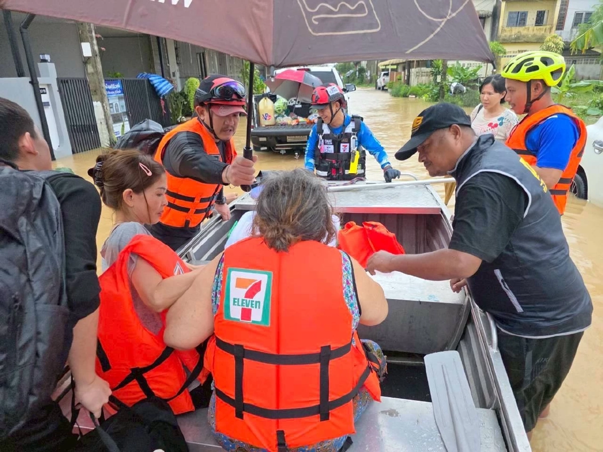 \"กู้ภัยเซเว่นฯ\" เร่งอพยพชาวชุมชนคลองแห อ.หาดใหญ่ ออกจากพื้นที่น้ำท่วมอันตราย