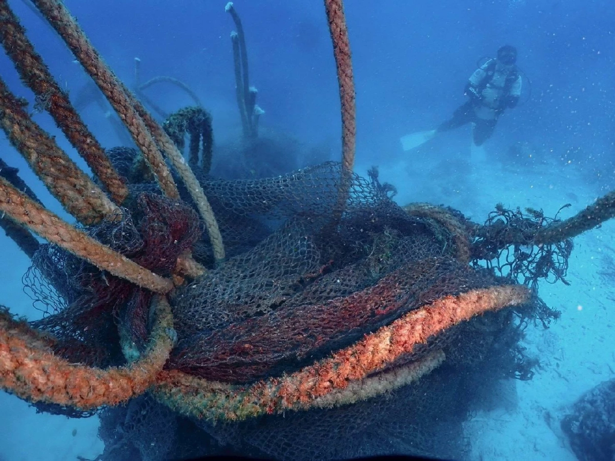 อุทยานสิมิลันผนึกกำลังเอกชน กู้ซากอวน 2 ตัน คืนชีวิตให้ทะเล