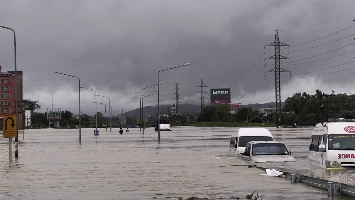 \"สุรศักดิ์\"นำคณะผู้บริหาร อว. ลงพื้นที่หาดใหญ่ ให้ความช่วยเหลือผู้ประสบอุทกภัย