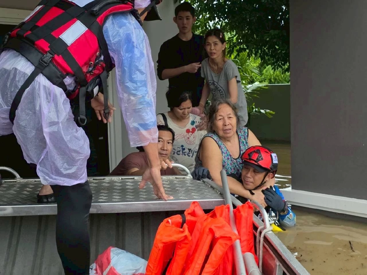 \"กู้ภัยเซเว่นฯ\" เร่งอพยพชาวชุมชนคลองแห อ.หาดใหญ่ ออกจากพื้นที่น้ำท่วมอันตราย