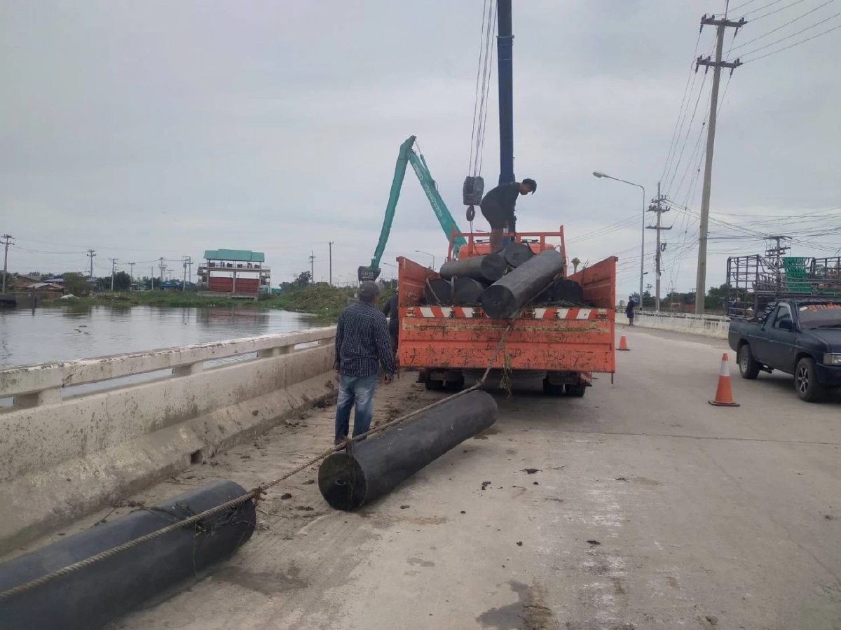 กรมโยธาธิการและผังเมือง ส่งเรือกำจัดผักตบชวาในแม่น้ำท่าจีน แก้ปัญหาการระบายน้ำ