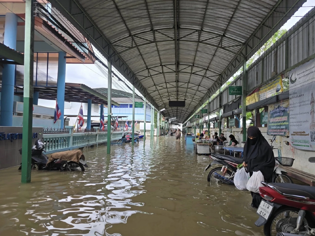 น้ำยังไม่ลด! ท่าอิฐอ่วมระลอกใหม่ ชาวบ้านอยู่กับน้ำมากว่า 3 เดือน