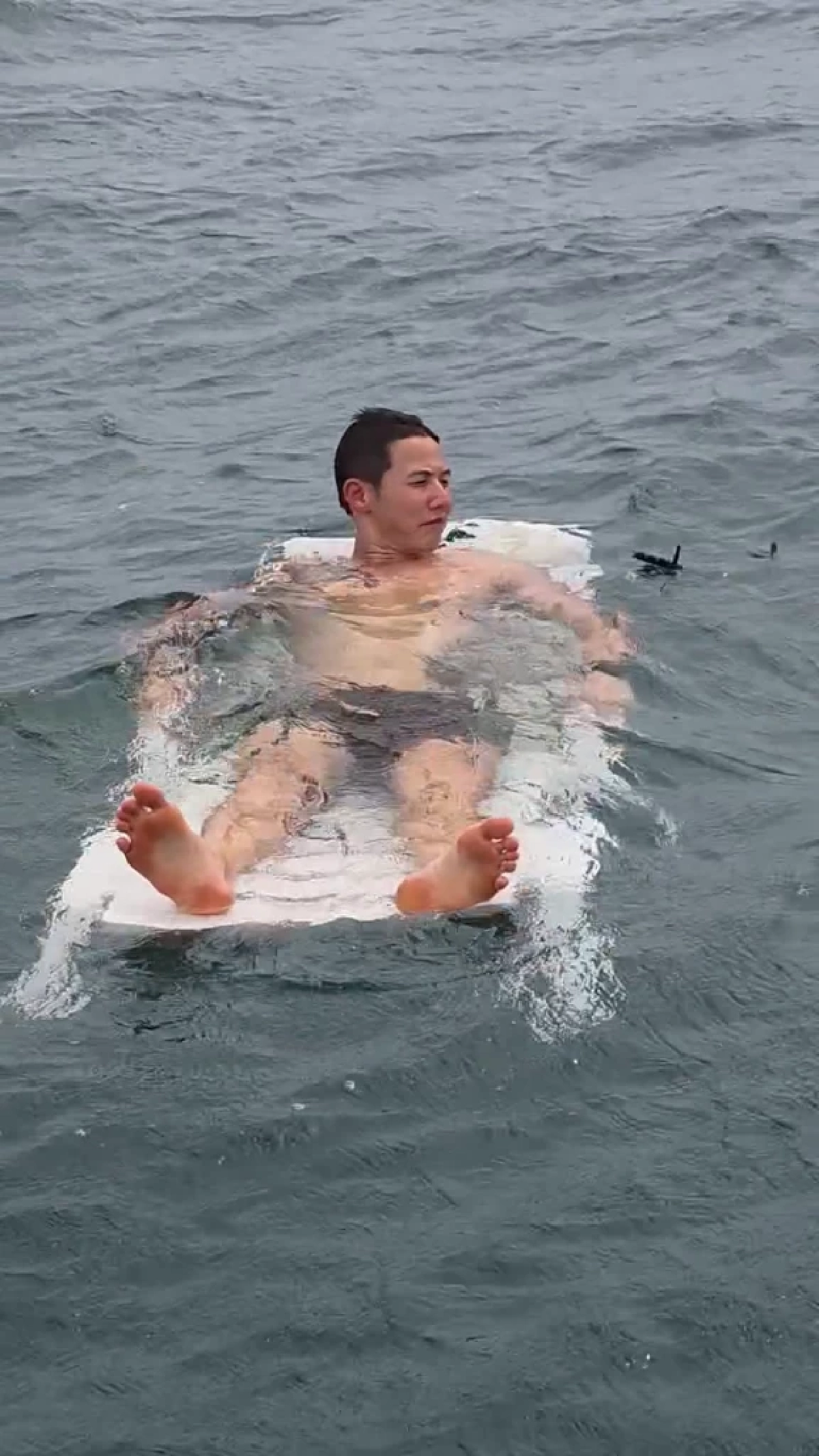 อะไรก็เกิดขึ้นได้ “ทราย สก๊อต” ว่ายน้ำเก็บขยะเจอสิ่งนี้กลางทะเล