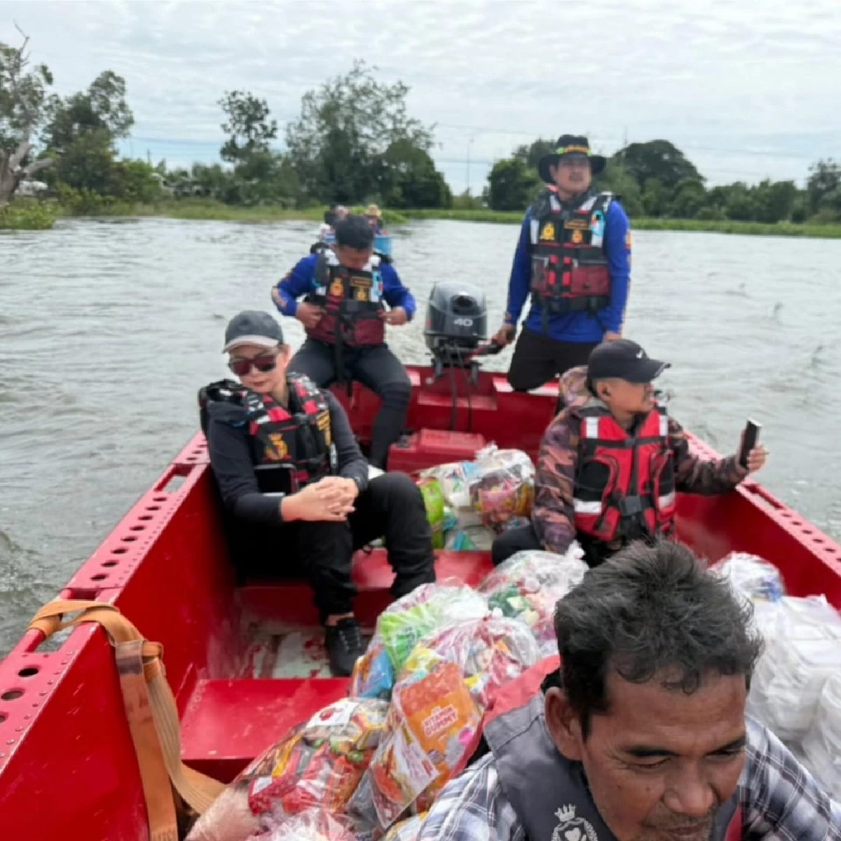 “บุ๋ม ปนัดดา” ห่วงสตูล น้ำท่วมหนักพร้อมช่วยตั้งโรงครัวทันที
