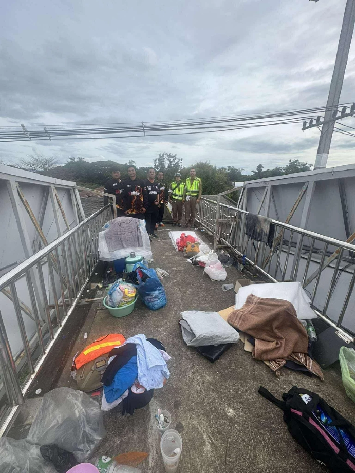 ตากผ้าฉ่ำไม่สนใคร ผัวเมียหัวหมอยึดสะพานลอยทำเป็นบ้านนาน  3 เดือน