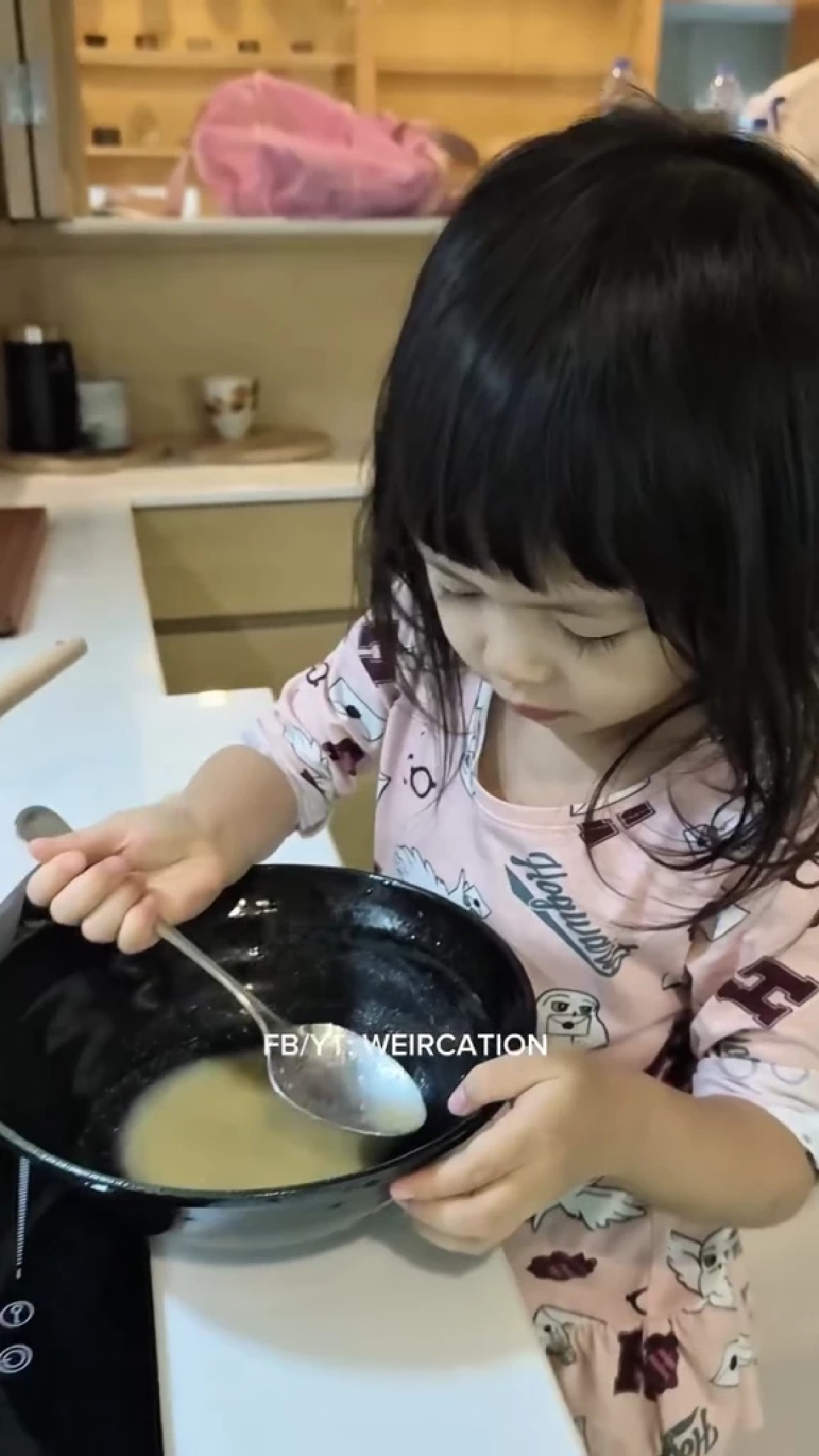 “น้องวิริน” วัย 3 ขวบ ลงมือทำอาหารให้ “พ่อเวียร์” ด้วยตัวเอง