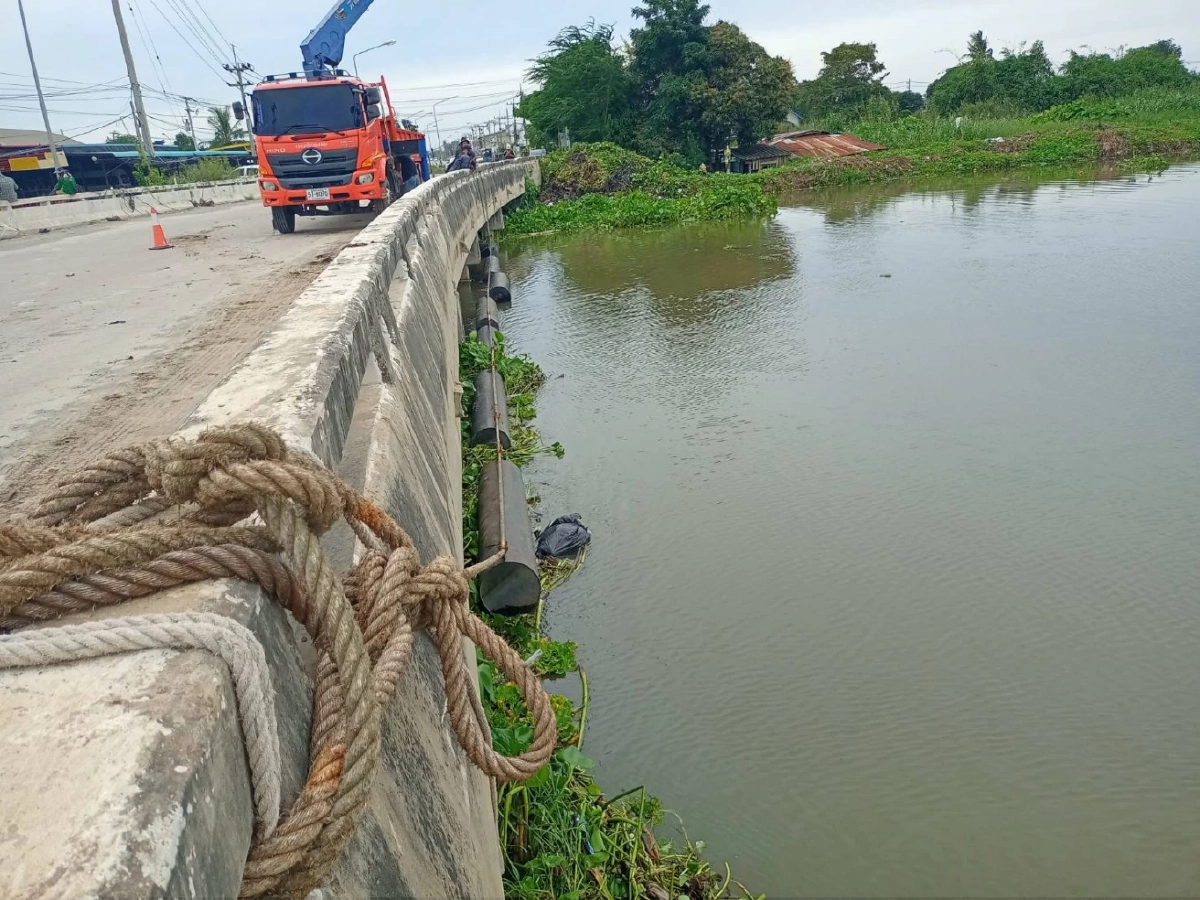 กรมโยธาธิการและผังเมือง ส่งเรือกำจัดผักตบชวาในแม่น้ำท่าจีน แก้ปัญหาการระบายน้ำ