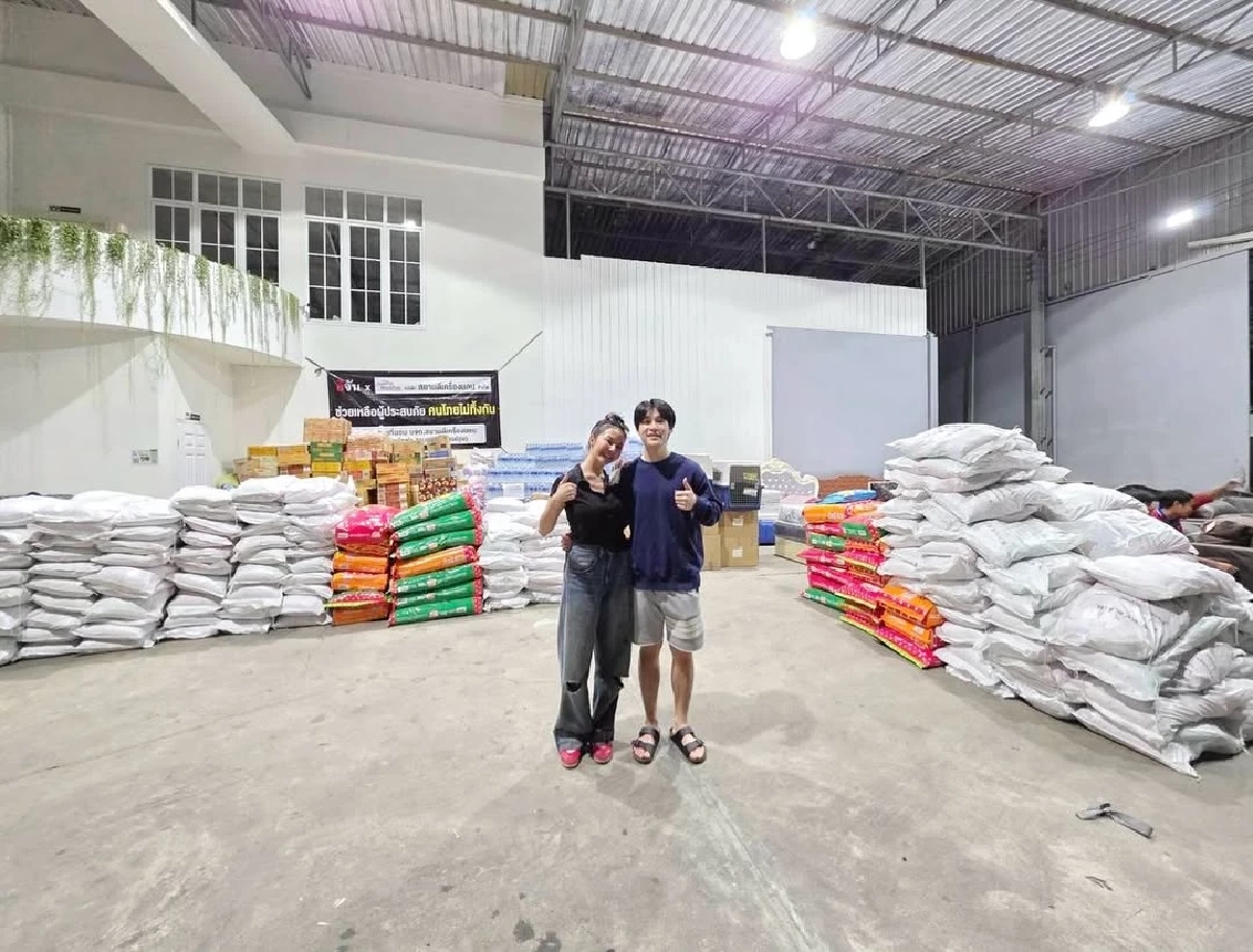 จ๊ะ นงผณี ส่งน้ำดื่ม ช่วยผู้ประสบภัยน้ำท่วมใต้ต่อเนื่อง