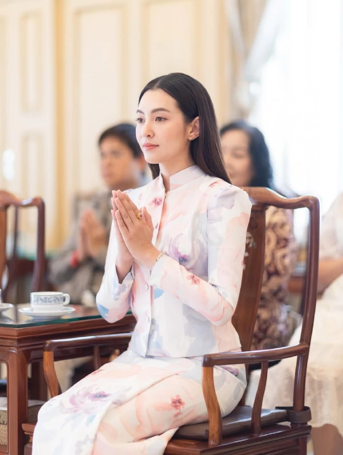 ดราม่าไม่พัก เจอตั้งข้อสงสัย ทำไมต้องมีคนไหว้ &quot;เบลล่า&quot;