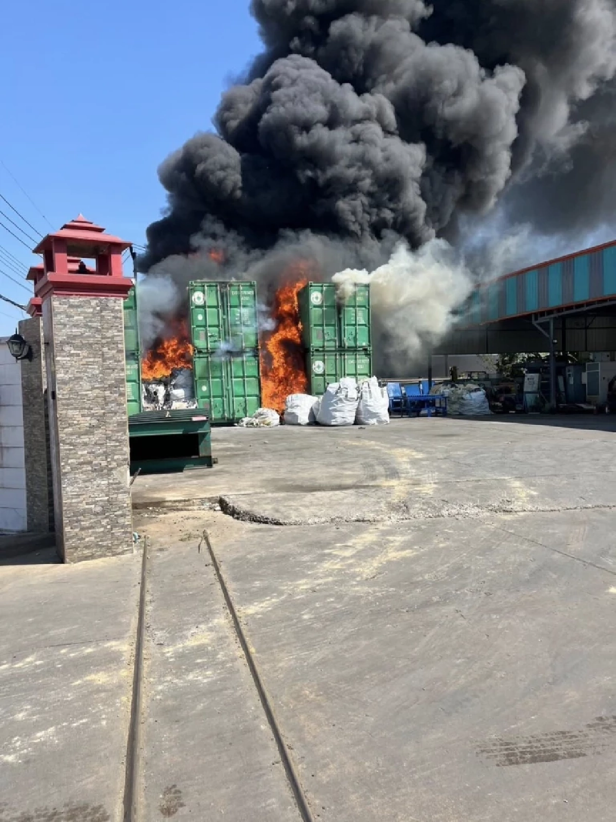 ระทึกกลางกระทุ่มแบน! เหตุไฟไหม้โรงงานส่งออกผลไม้แปรรูป