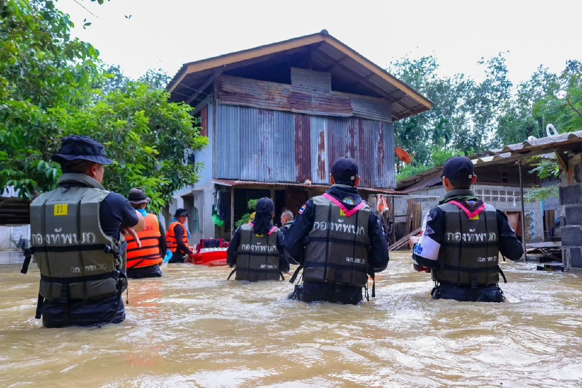 ทหารพราน 22 ลุยน้ำถึงชุมชน! มอบถุงยังชีพ–อาหารพร้อมทาน