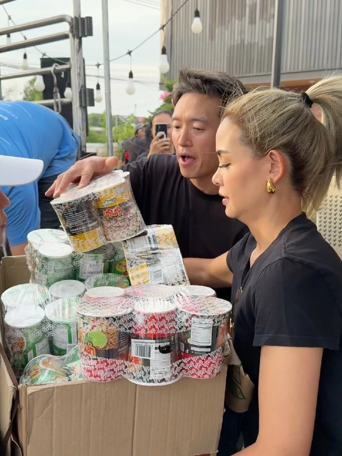 ทนไม่ไหว “ชาย–วิกกี้” บุกจุดรับบริจาค ช่วยชาวใต้ลุยน้ำท่วม