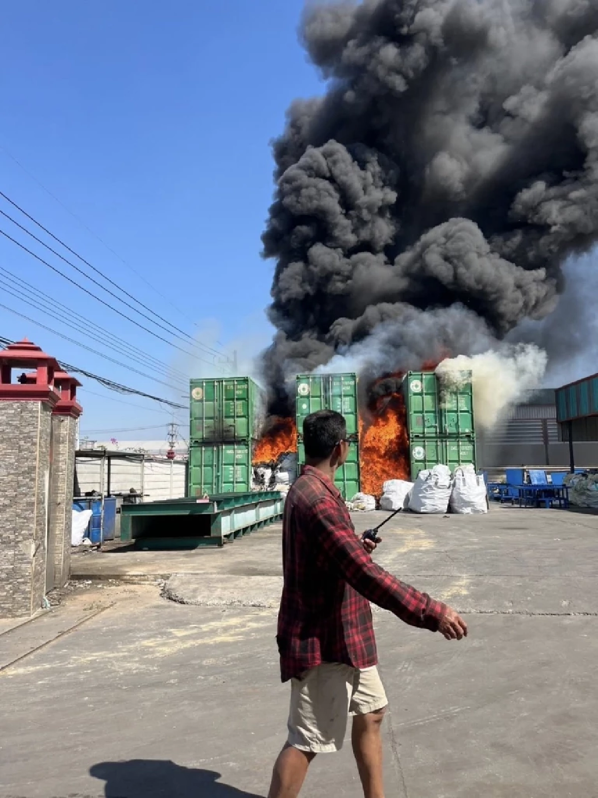 ระทึกกลางกระทุ่มแบน! เหตุไฟไหม้โรงงานส่งออกผลไม้แปรรูป