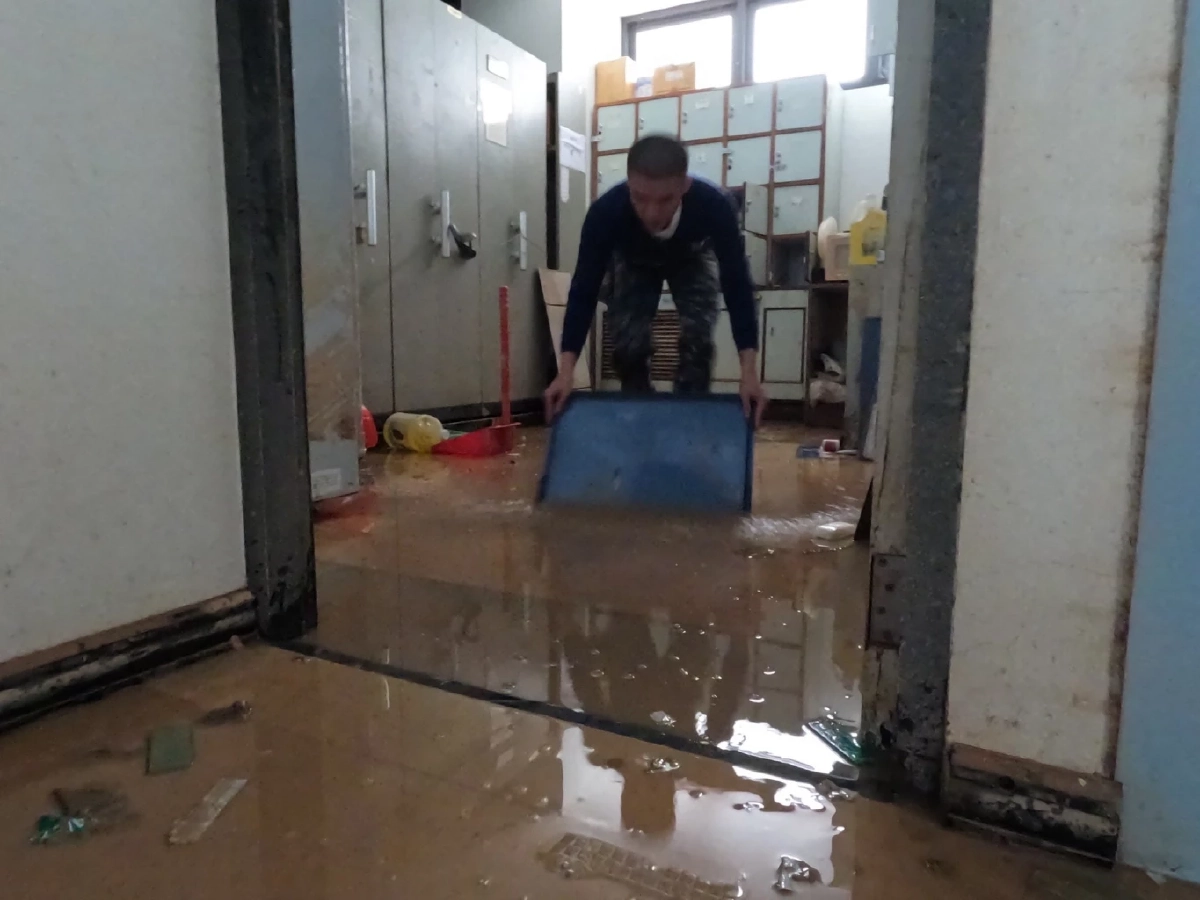 กองทัพอากาศลุยฟื้นฟู! กองบิน 56 ช่วยทำความสะอาดโรงพยาบาลหาดใหญ่