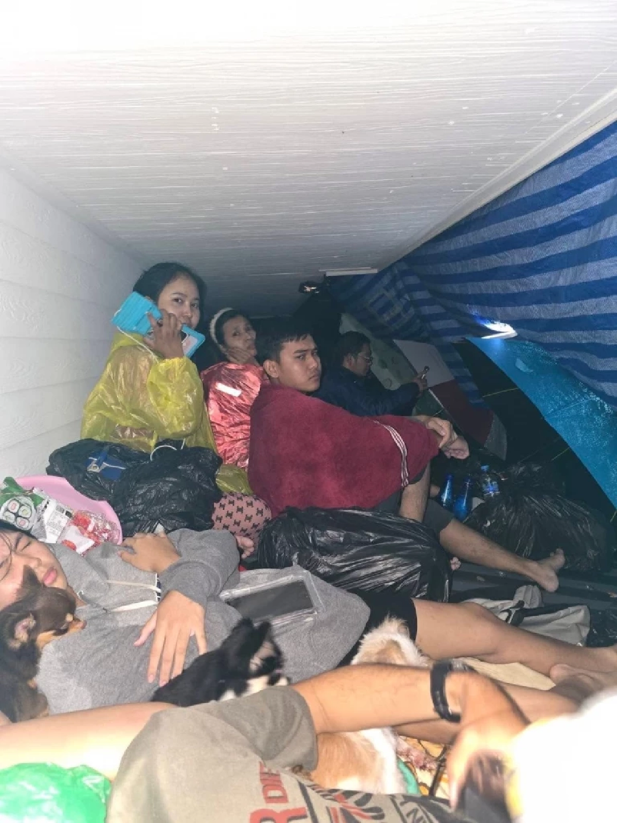 วอนช่วยเหลือ ครอบครัวบางแฟบยังติดค้างในน้ำท่วมหนัก วอนขอเรือเข้าช่วยเหลือด่วน