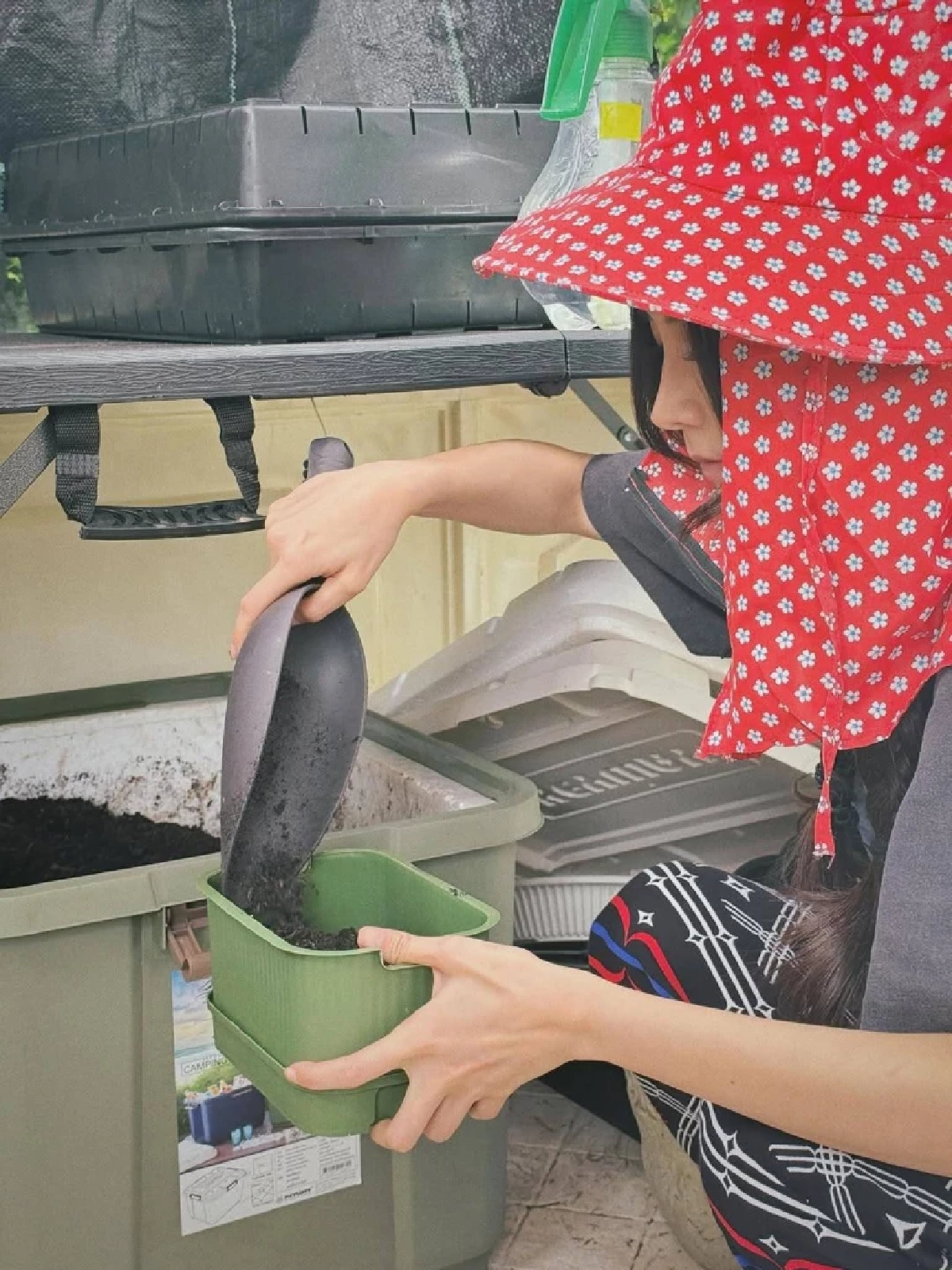 “ใบเฟิร์น พิมพ์ชนก” ลุยสวนปลูกผัก แต่ออร่าความสวยเกินต้าน