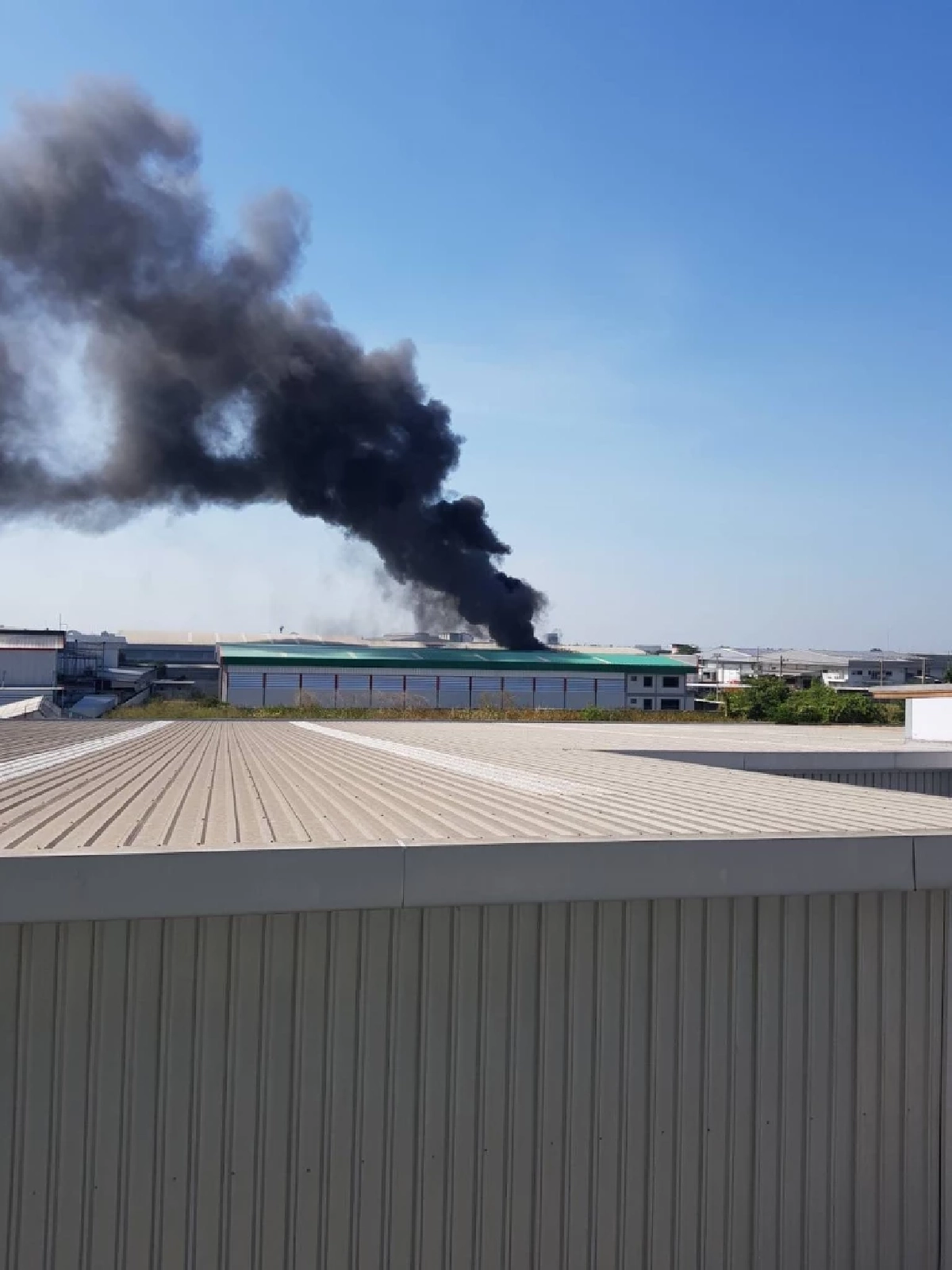 ระทึกกลางกระทุ่มแบน! เหตุไฟไหม้โรงงานส่งออกผลไม้แปรรูป