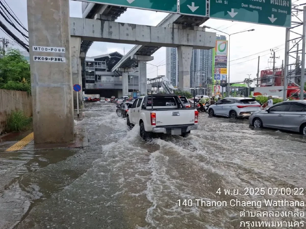 “ถนนแจ้งวัฒนะ” อัมพาตทั้งเส้น น้ำท่วมขังสูงจมทุกช่องทางจราจร